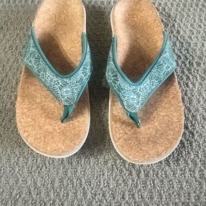 Women’s Teal Floral-Print Flip Flop Sandals- Spenco brand